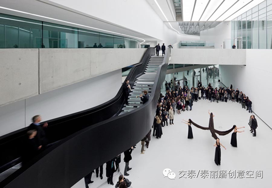 「扎哈旋风」穿越当代建筑的艺术之旅